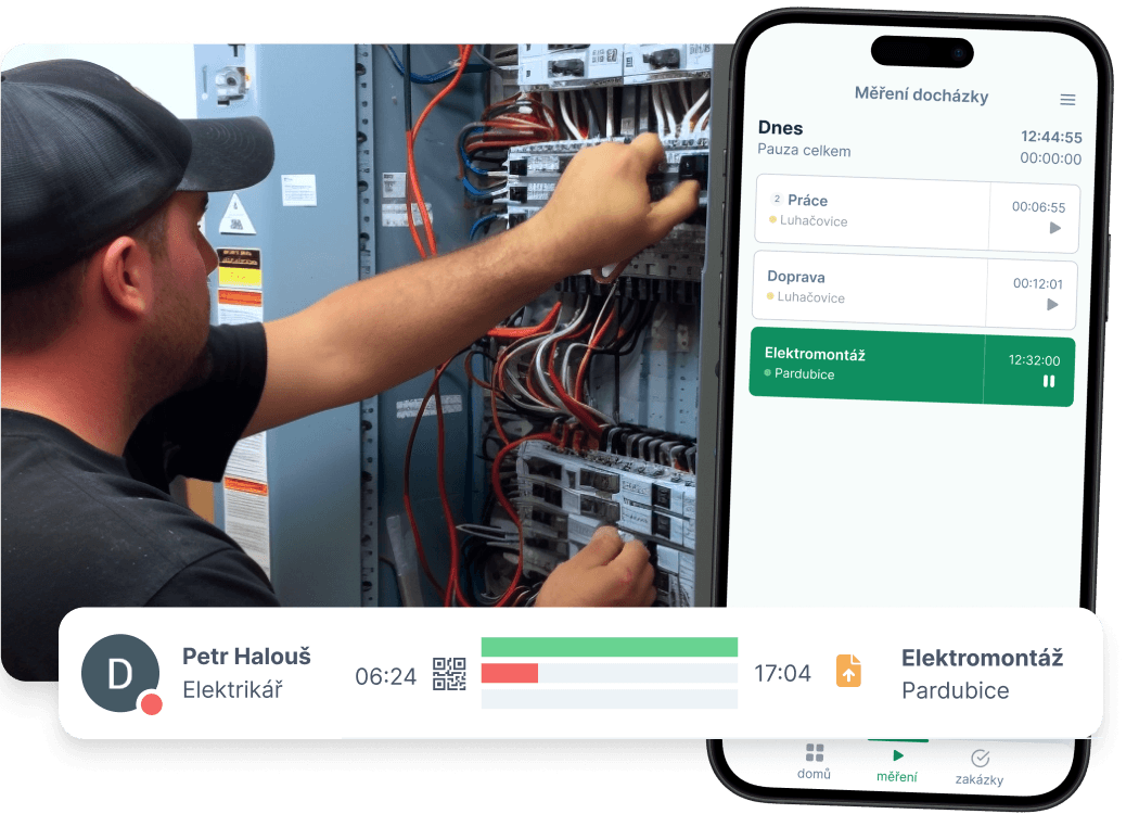 Elektrikář u rozvaděče s docházkou v mobilní aplikaci